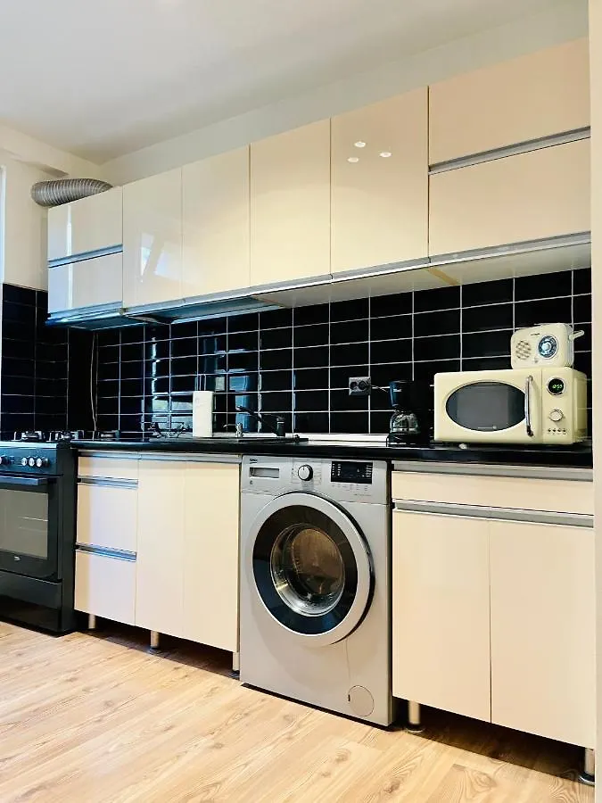 Thias Apartment -Parter, Langa Spitalul Marie Curie Бухарест
